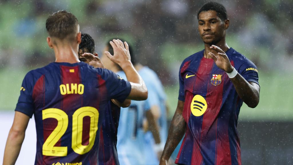Dani Olmo y Marcus Rashford se felicitan por un gol durante un partido de pretemporada.