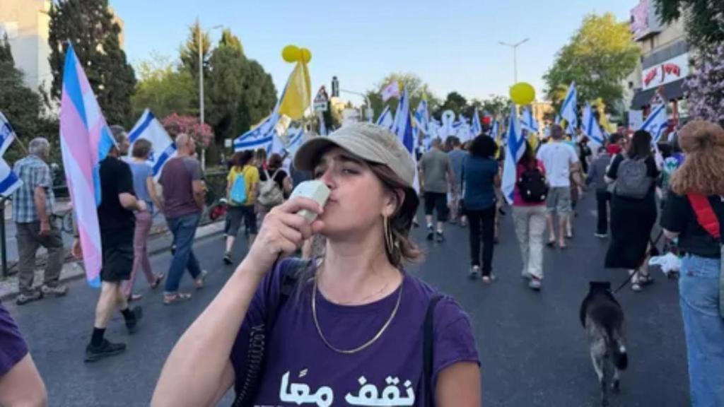 Eliah Levin, organizadora de la sección estudiantil del movimiento de protesta 'Standing Together', en una protesta contra el gobierno de Netanyahu.