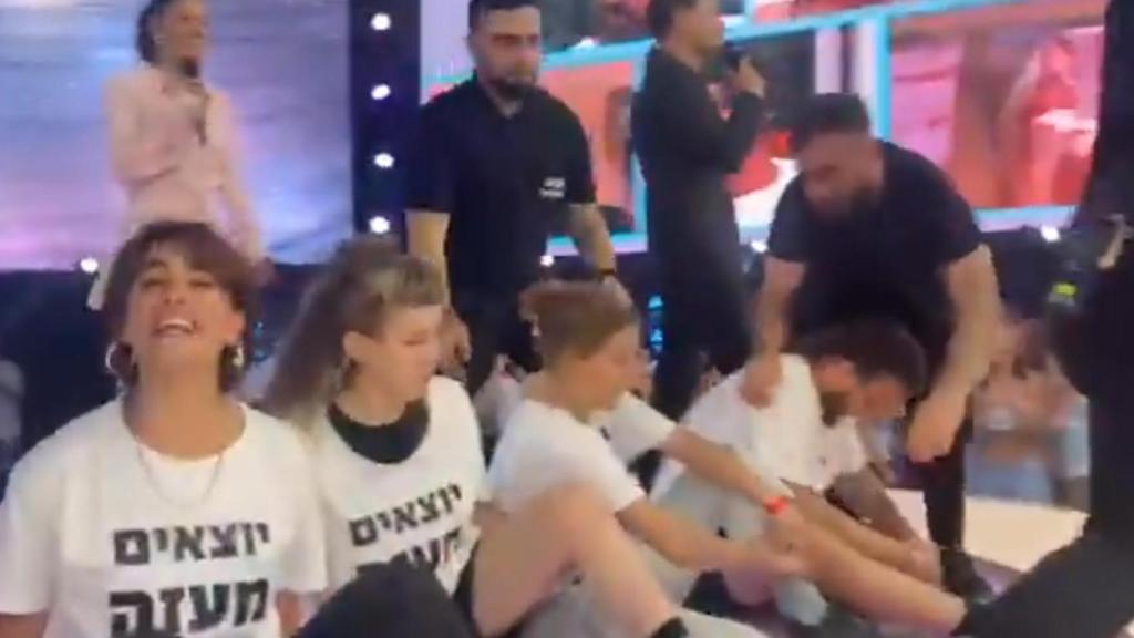 Sentada de activistas de la organización Standing Together durante una gala de 'Gran Hermano' en Israel.