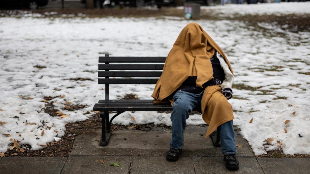 Un sin techo en un banco de Washington D.C.
