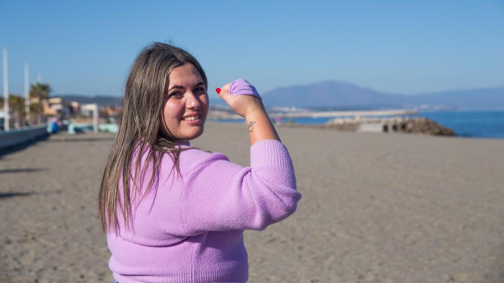 La psicóloga Yasmina Pérez posa en la playa de La Línea de la Concepción.