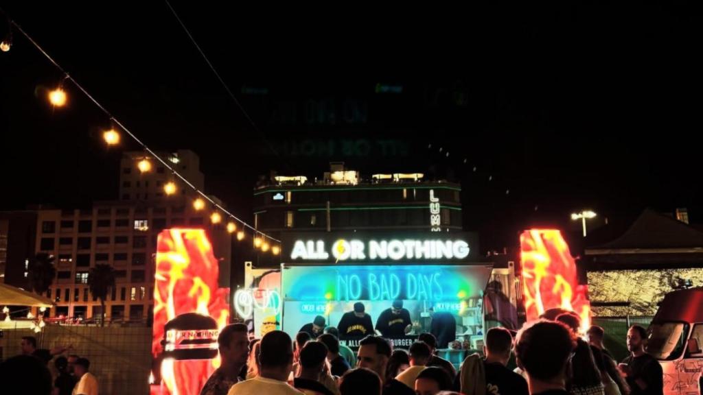 Un puesto de All or Nothing Burger en un concurso de hamburguesas.