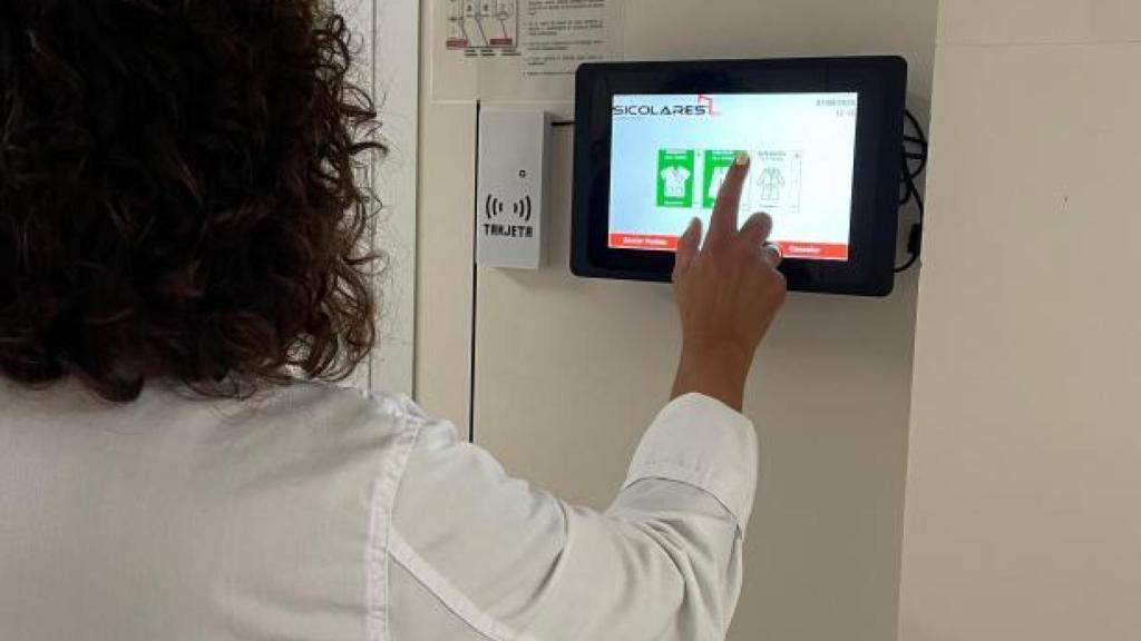 Este sistema facilita operaciones como la lectura masiva de prendas, la asignación y devolución de uniformes de los profesionales.