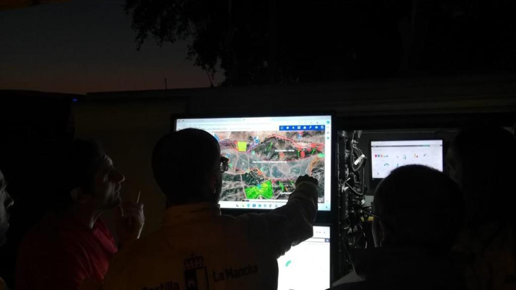 Efectivos utilizando la solución de Esri y el Gobierno de Castilla-La Mancha que permite visualizar incendios forestales activos, evaluar riesgos y mejorar la gestión de medios sobre el terreno.