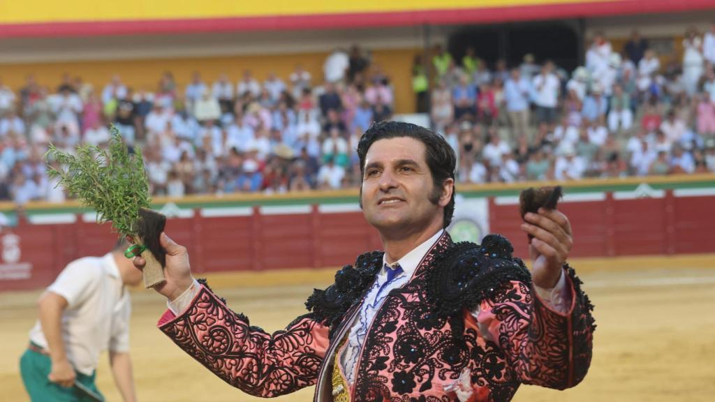 Morante de la Puebla, feliz, saludando desde el coso.