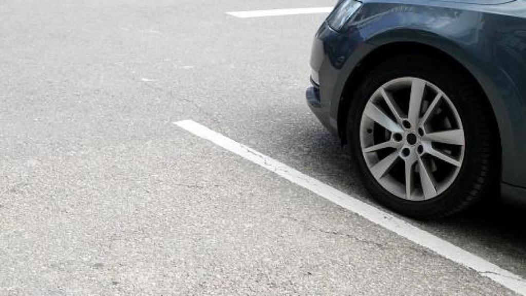 Imagen de un coche estacionado.