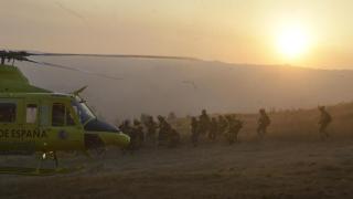 Bomberos preparan el helicóptero para extinguir el incendio, a 2 de agosto de 2025, en Vilardevós, Ourense