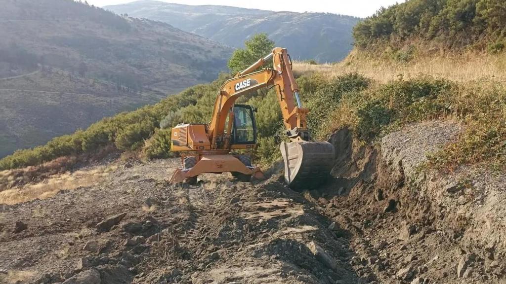 Excavadora de la sueca Eurobattery Minerals en la mina de wolframio del Proyecto de Tungsteno San Juan (Orense)