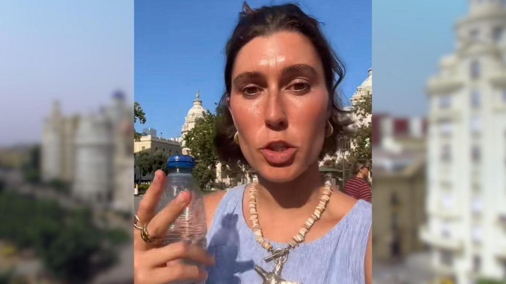 Una turista americana visita la plaza del Ayuntamiento de Valencia. EE