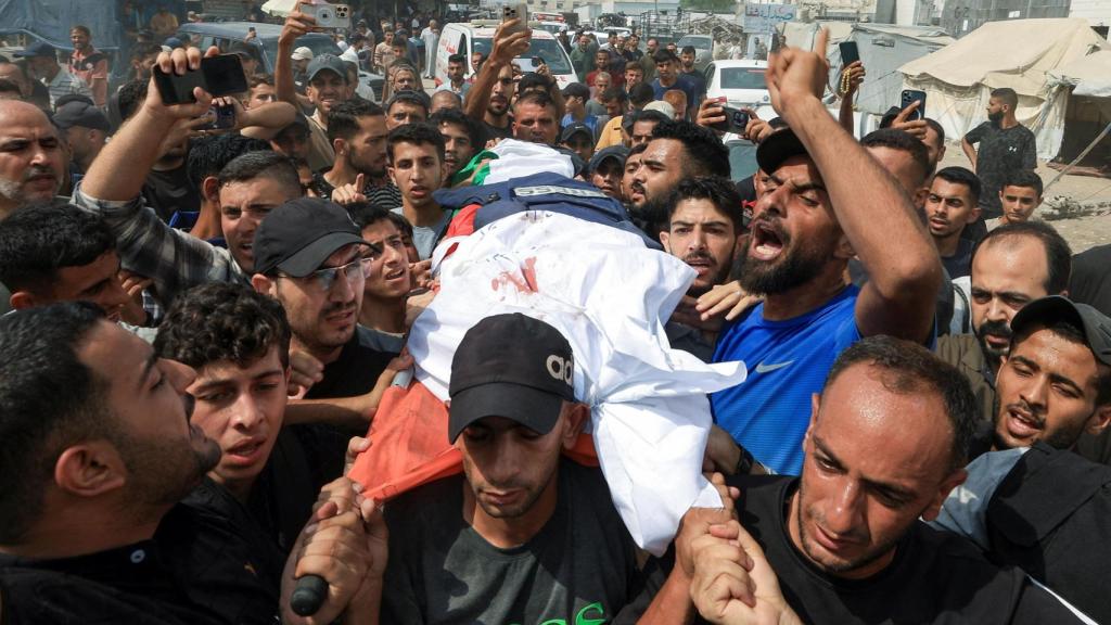 Funeral del periodista Anas Al Sharif y otros cuatro colegas de Al Jazeera asesinados por Israel, este lunes 11 de agosto. Foto: Reuters/Dawoud Abu Alkas.