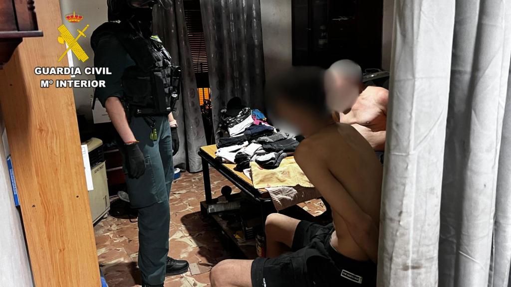 La Guardia Civil en el momento de la detención.