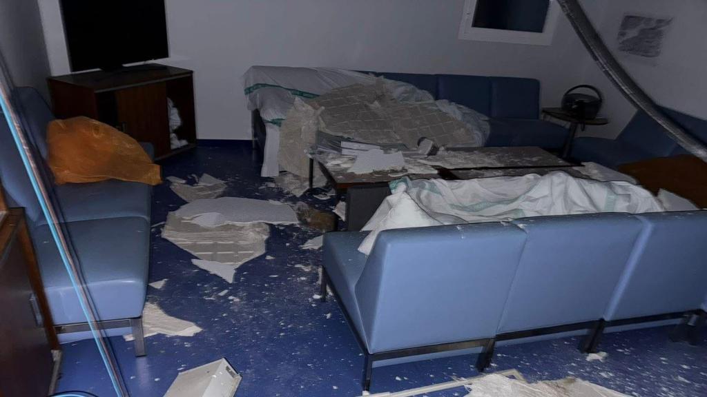 El falso techo derrumbado cayó sobre varios sofás en los que descansan los sanitarios.