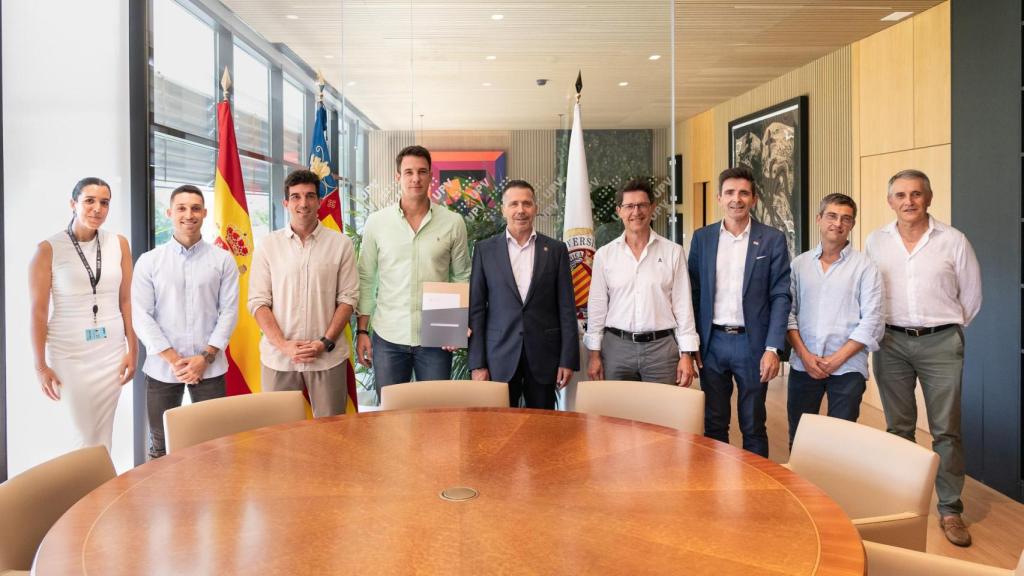 Responsables de a Kensight Solutions y la UPV durante la firma de constitución de la spinoff.