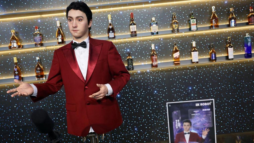 Robot 'barman' de la exposición.