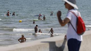 Bañistas en la playa de las Arenas este jueves en Valencia. Efe/ Ana Escobar