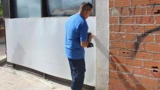 El Ayuntamiento de Torrijos (Toledo) ya ha comenzado a blindar los inmuebles de la localidad susceptibles de ser okupados.