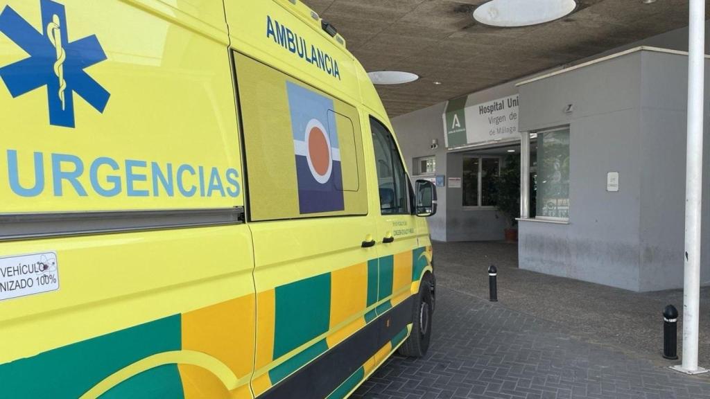 Una ambulancia en las urgencias del Hospital Clínico de Málaga.