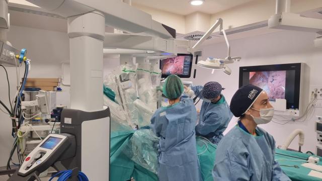 El equipo de cirugía general del Hospital Universitario de A Coruña operando un tumor de páncreas con el robot Davinci