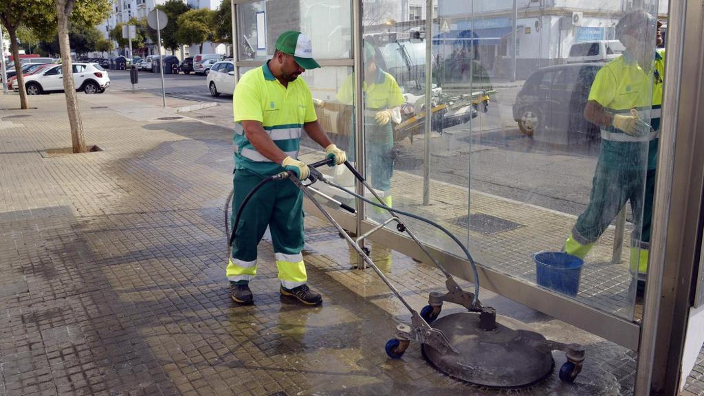 Una foto de archivo de un trabajador de la limpieza de Jerez.