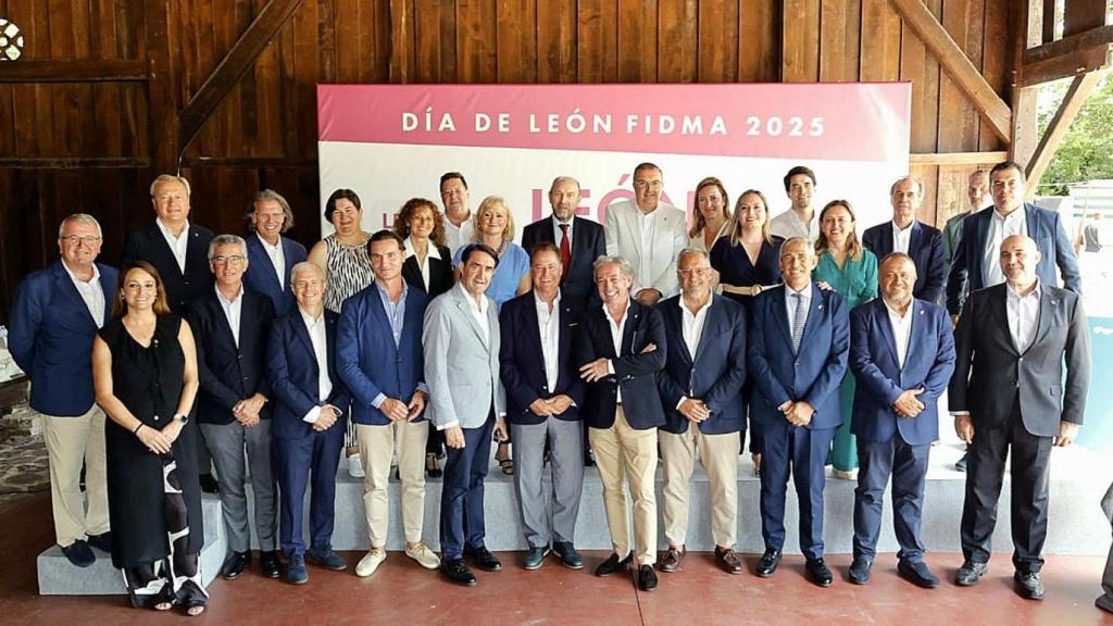 El consejero de Medio Ambiente, Vivienda y Ordenación del Territorio, Juan Carlos Suárez-Quiñones; la consejera de Industria, Comercio y Empleo, Leticia García, y el presidente de la Diputación de León, Gerardo Álvarez, acudieron al Día de León en la 68 Edición de la Feria Internacional de Muestras de Asturias.