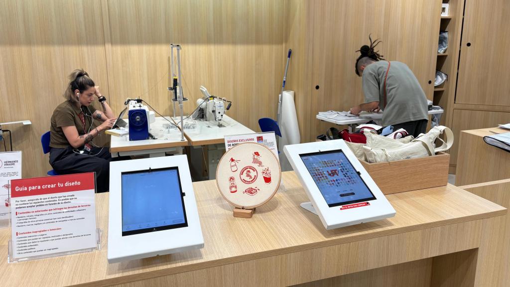 Taller de costura de Uniqlo con los logos de esta colección.