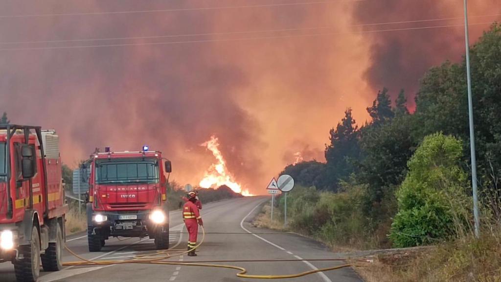 El fuego alcanzó Las Médulas durante la tarde de este domingo