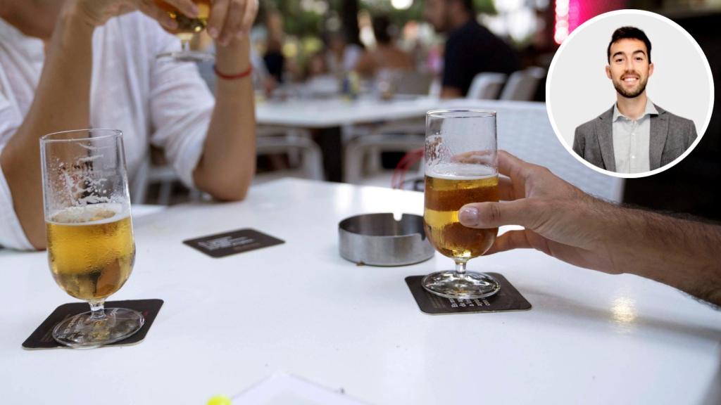 Unas cervezas en un bar y el asesor financiero Álvaro Martínez.