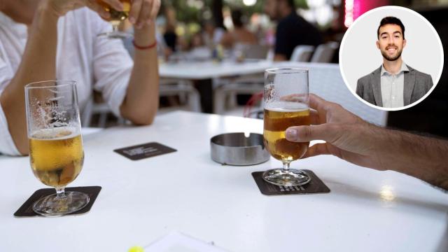 Unas cervezas en un bar y el asesor financiero Álvaro Martínez.