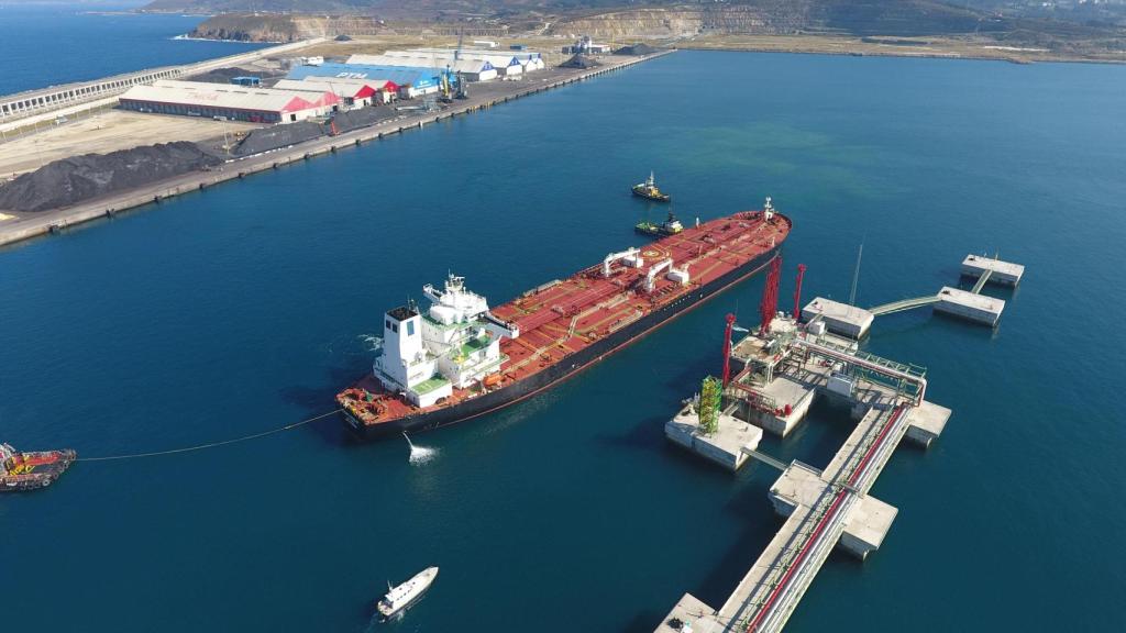 El petrolero 'Front Ocelot' realiza la primera descarga en el pantalán de Repsol en Langosteira, en 2023.