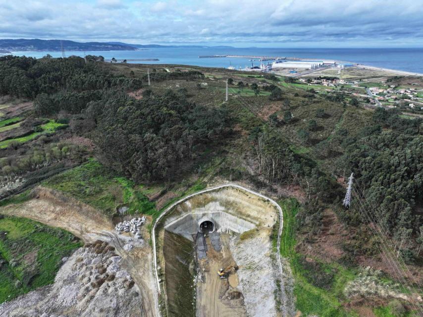 El extremo de un túnel de la conexión ferroviaria, con Punta Langosteira al fondo.