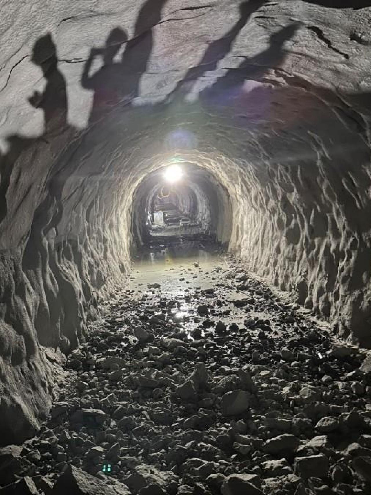 Interior de la excavación en un túnel para el tren al puerto exterior.
