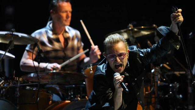 El grupo U2, con Bono al frente, en un concierto en Phoenix, Arizona (2015). Foto: LUIS GUTIERREZ / DEMOTIX