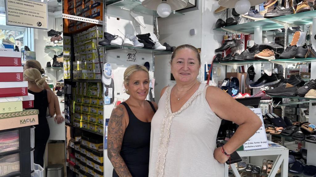 Lola, junto a una de sus empleadas.