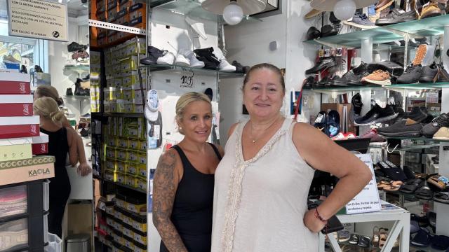 Lola, junto a una de sus empleadas.