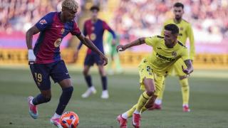 Lamine Yamal encara a Yeremy Pino en el último partido disputado entre los dos equipos.