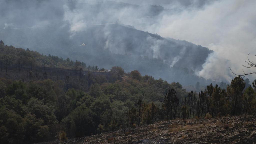 Trabajos de extinción a cargo del helicóptero de la BRIF de Laza en la serra de san Mamede, en el fuego por debajo de la aldea de Teixeira (Maceda), a 10 de agosto de 2025, en Maceda, Ourense, Galicia (España).