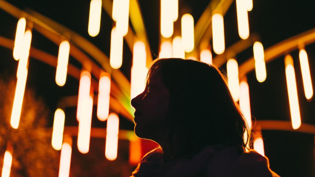 Imagen de archivo de una mujer en un concierto.