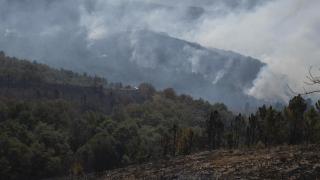 Trabajos de extinción a cargo del helicóptero de la BRIF de Laza en la serra de san Mamede.