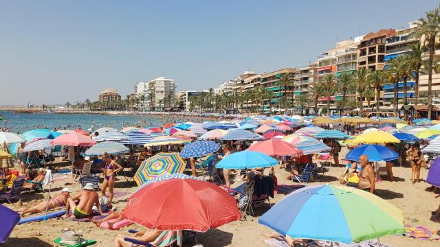 La playa del Cura de Torrevieja, este lunes.