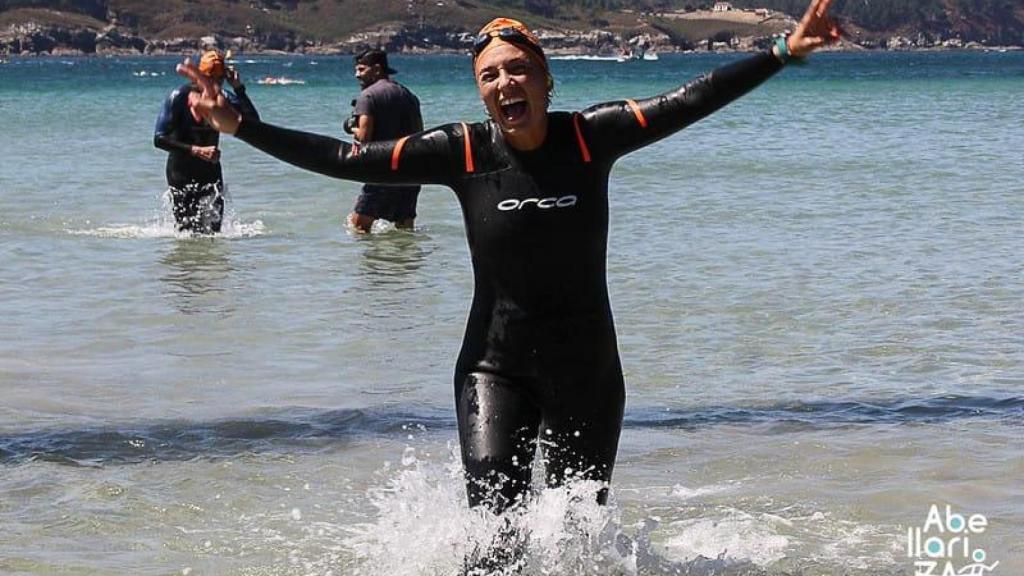 Almudena Ballesteros saliendo del agua tras una prueba de Travesía Costa.