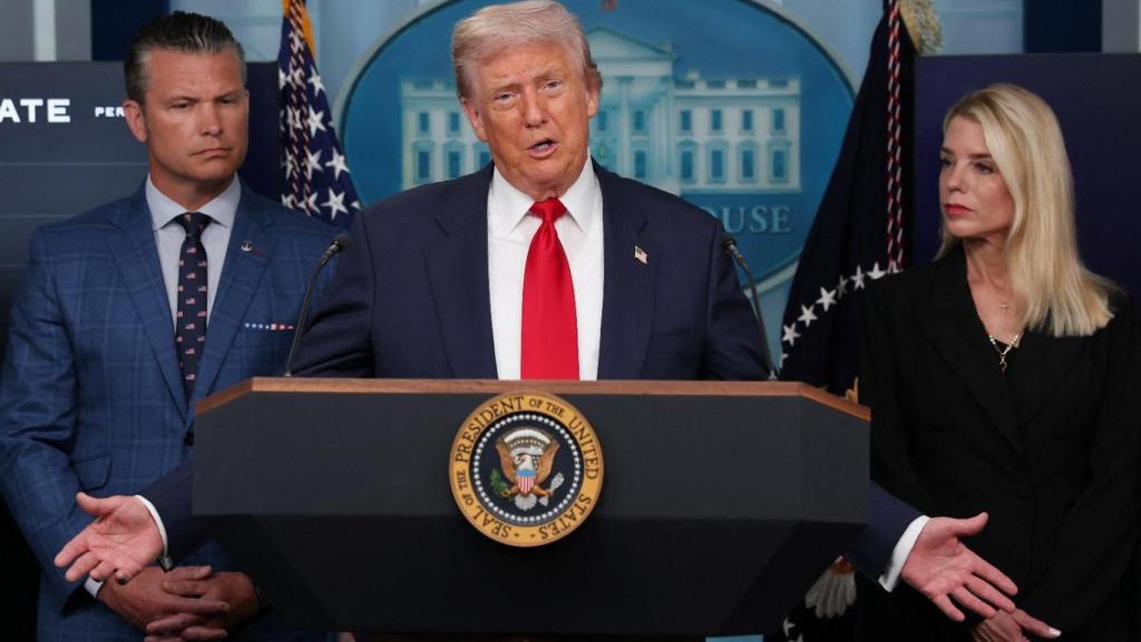 Donald Trump, junto a Hegseth y Bondi, ante los medios.