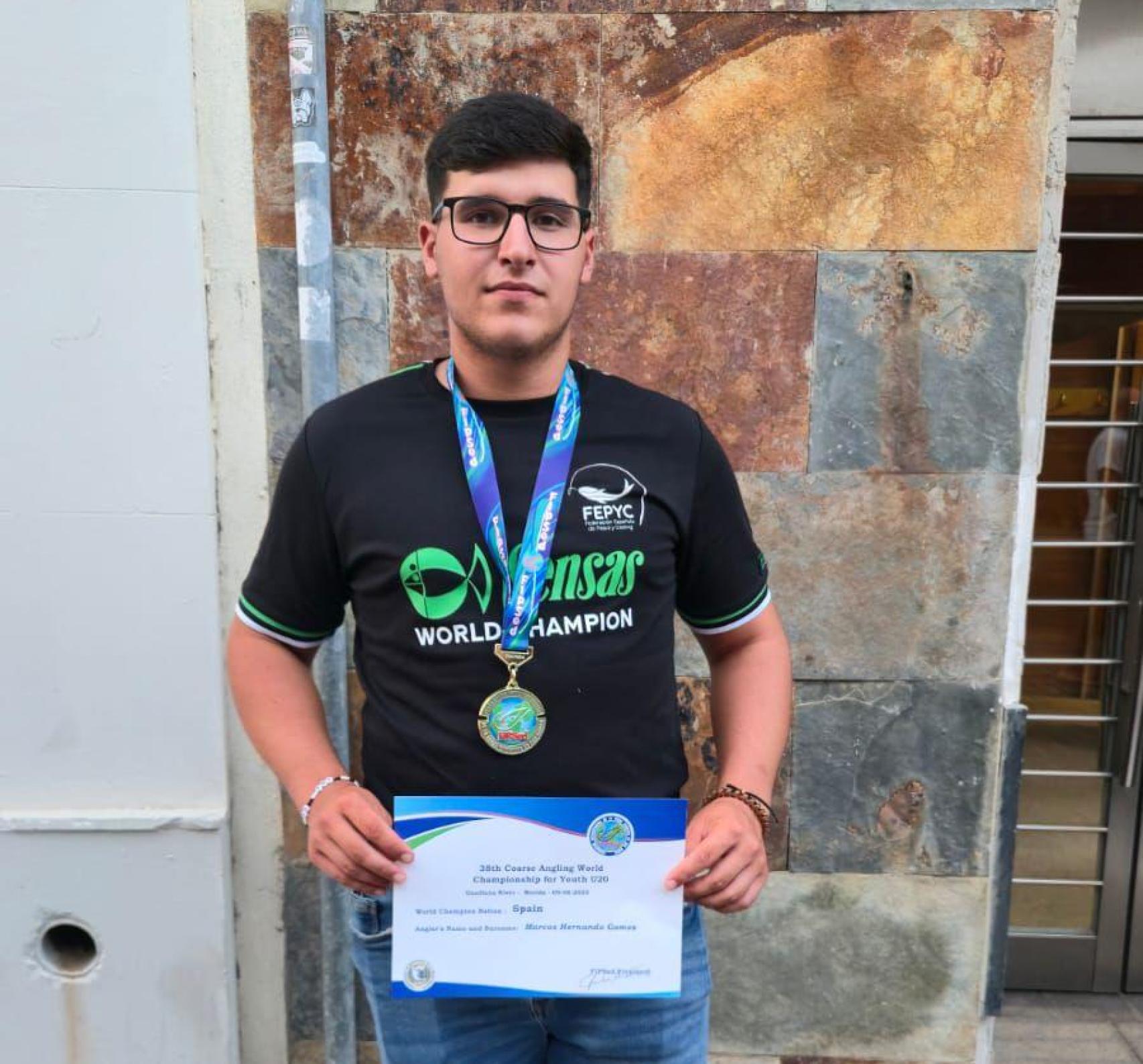 El pescador zamorano Marcos Hernando Gómez