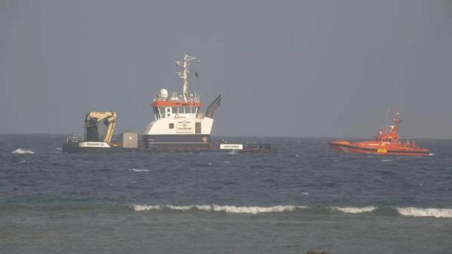 El buque remolcador Zwerver 3 atracó en el puerto de Los Mármoles (Arrecife) hacia las 18:00 hora insular. El buque, con bandera neerlandesa y destino al puerto de Amberes (Bélgica), partió desde Dakar (Senegal) hace diez días.