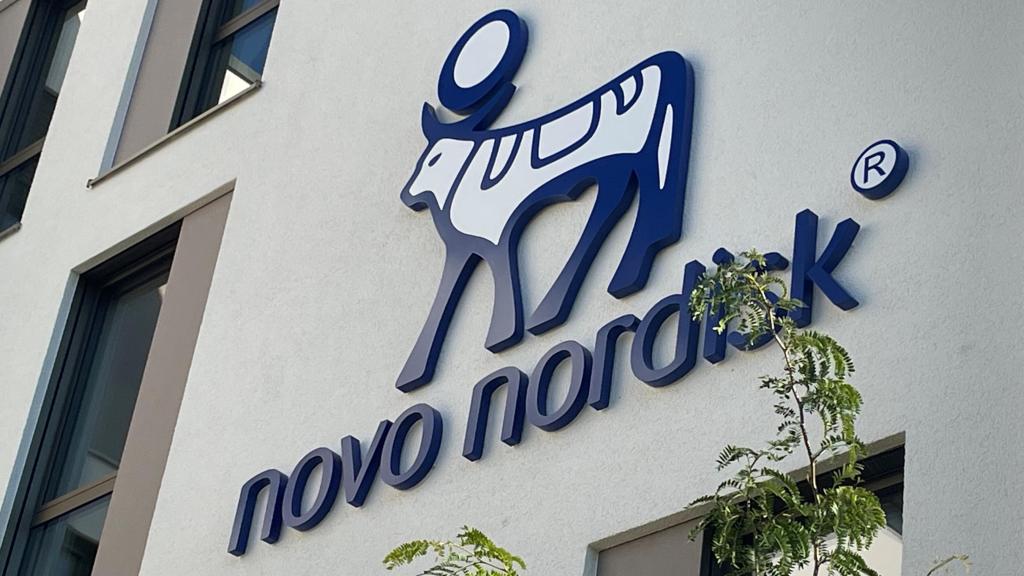 Logo de Novo Nordisk en la sede de la compañía en Alemania.