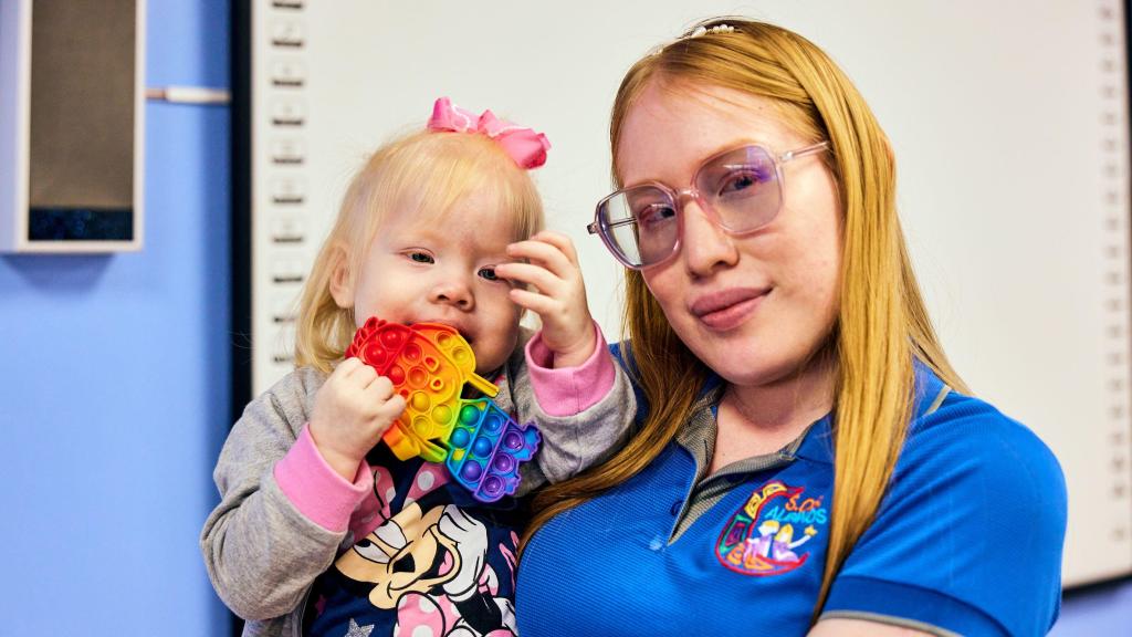 Ceily González, vicepresidenta de SOS Albinos Panamá, junto a una niña con albinismo durante la tercera expedición dermatológica de ISDIN a Panamá.