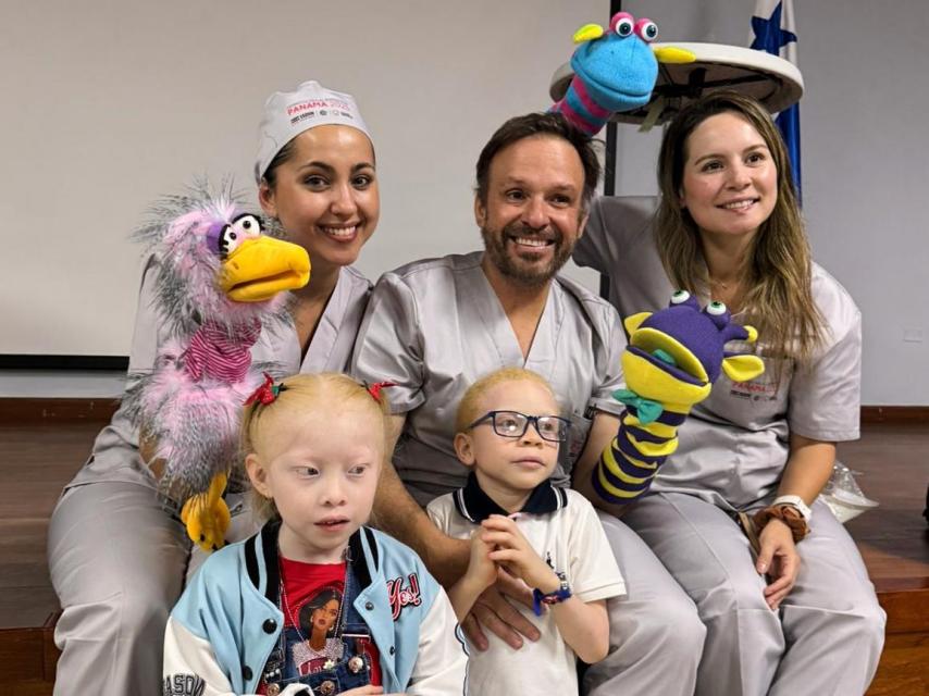 El equipo de dermatólogos liderado por el dermatólogo español Jaime Piquero, transforma la educación solar en un juego con marionetas. El teatro se convierte en herramienta vital para enseñar fotoprotección a los más pequeños.