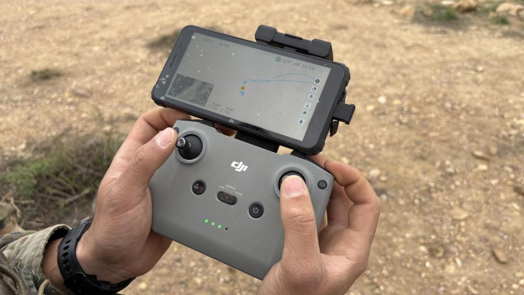 Mando de control de un dron DJI de la Legión