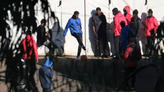 Un grupo de menores migrantes llegados a Canarias en cayuco juega con una pelota en el centro de acogida para extranjeros de Las Raíces, en La Laguna (Tenerife).