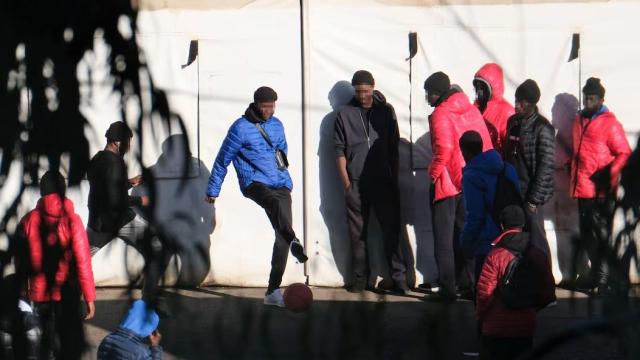 Un grupo de menores migrantes llegados a Canarias en cayuco juega con una pelota en el centro de acogida para extranjeros de Las Raíces, en La Laguna (Tenerife).