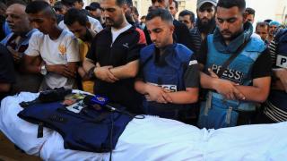 El periodista de Al Jazeera Anas Al Sharif, quien murió en un ataque israelí el 10 de agosto de 2025, reza junto al cuerpo de su colega, el reportero de Al Jazeera Ismail al-Ghoul, quien también murió en un ataque israelí el 31 de julio de 2024, durante el funeral de al-Ghoul en la ciudad de Gaza el 31 de julio de 2024.